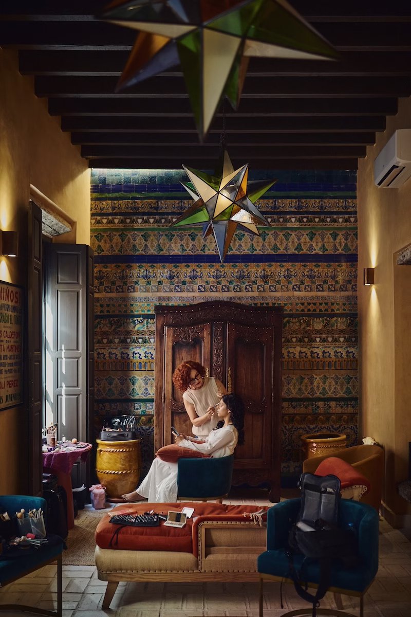 Novia hindú maquillándose para su boda religiosa de destino en Sevilla.