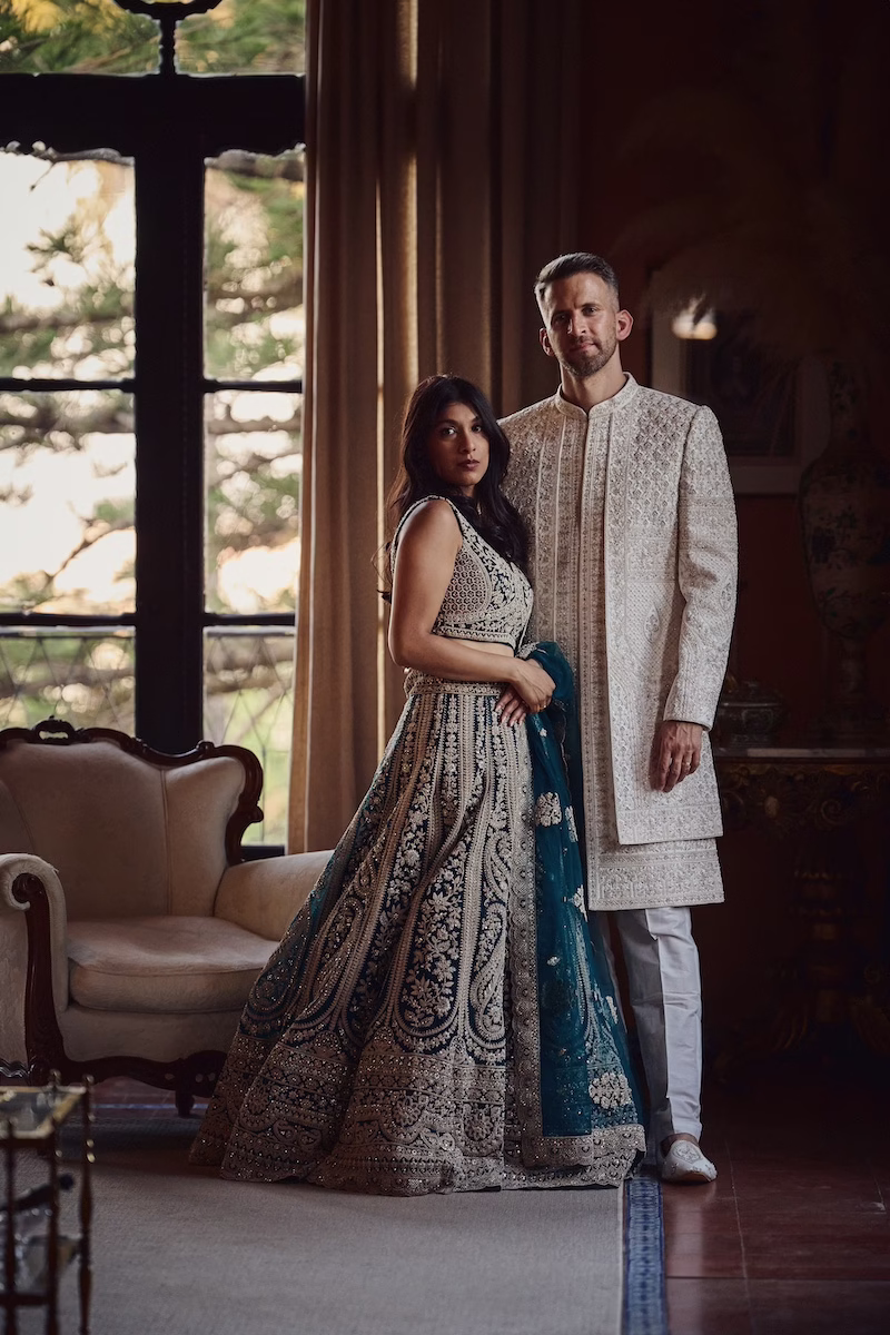 Novios con vestimenta tradicional india durante su boda multicultural en Sevilla.