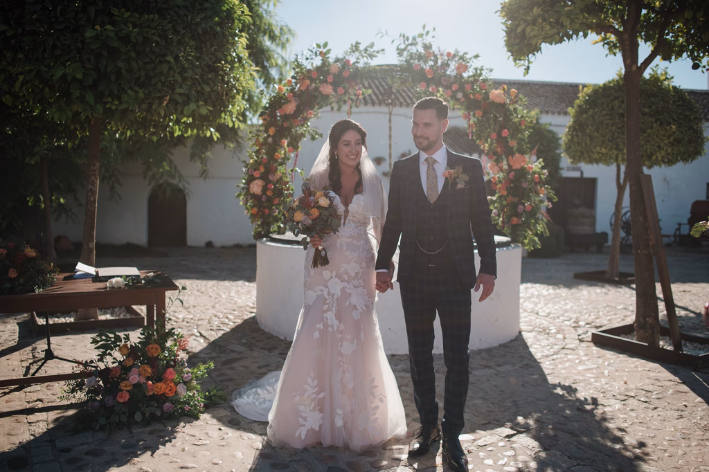 Novios en su boda de destino en Sevilla