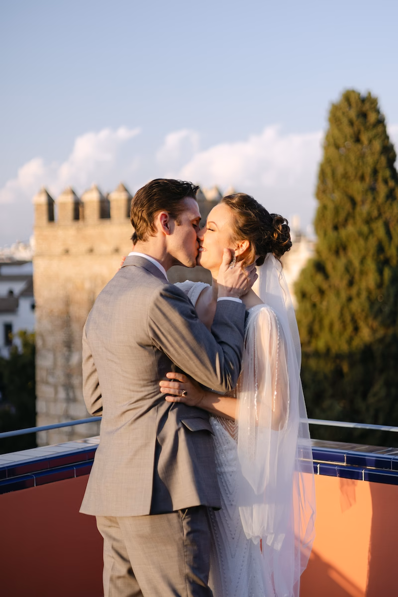 Retrato de los recién casados riendo en la terraza del Ático Santo Tomás, Sevilla