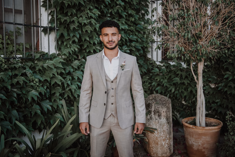 Novio francés de origen árabe arreglado para su boda de destino en Sevilla