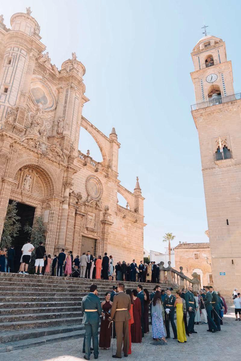 Exterior de la Catedral de Jerez de la Frontera con invitados y miembros de la Guardia Civil en uniforme reunidos
antes de la ceremonia