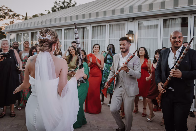 Baile reggada en boda de destino árabe en Sevilla.