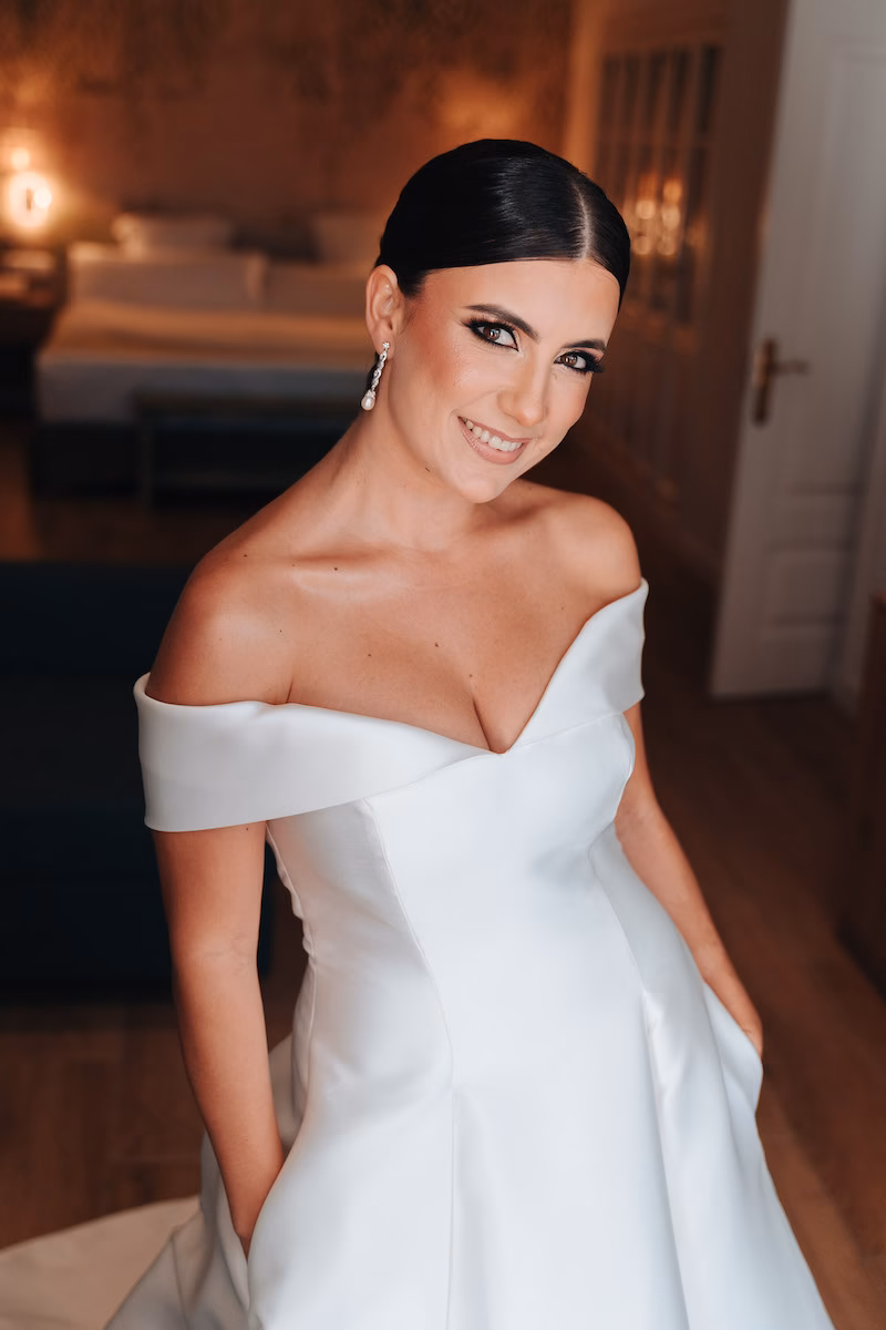 Valle, la novia, sonriendo con su espectacular vestido de hombros descubiertos el día de su boda en Jerez de la Frontera